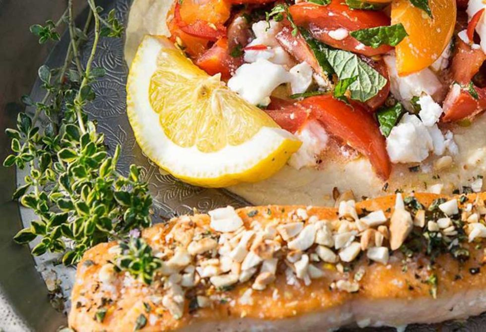 Rezept der Woche: Lachs mit Tomaten-Minz-Salat und Feta auf Hummus ...
