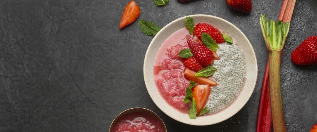 Rezept der Woche: Chia-Pudding mit Rhabarber-Erdbeer-Kompott