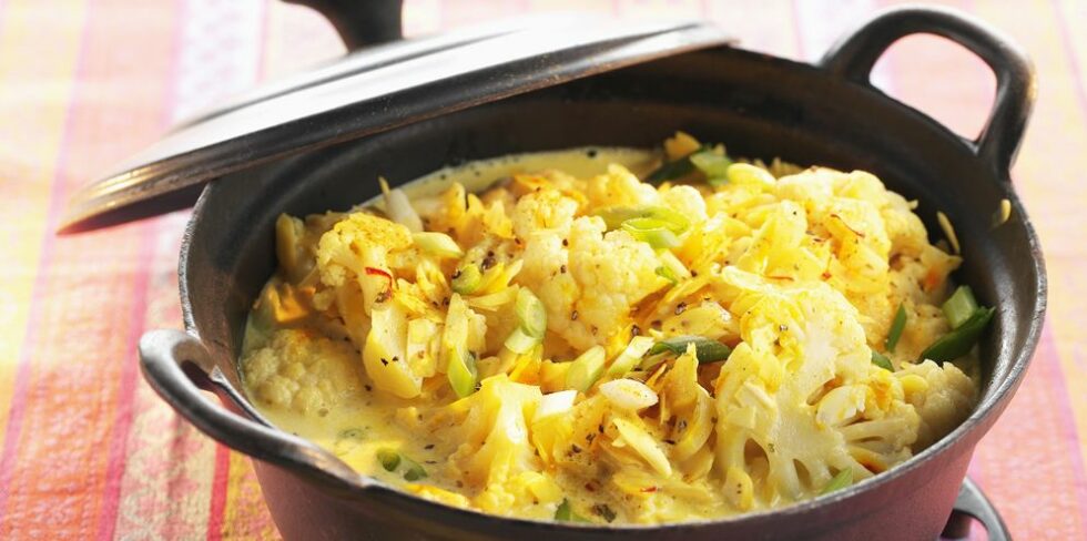 Rezept der Woche: Blumenkohlcurry mit Kokosmilch, Mandeln und Gewürzreis