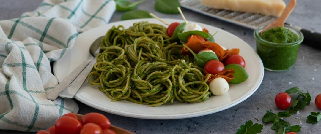 Rezept der Woche: Spaghettini mit Basilikum-Senf-Pesto & italienischen Spießen