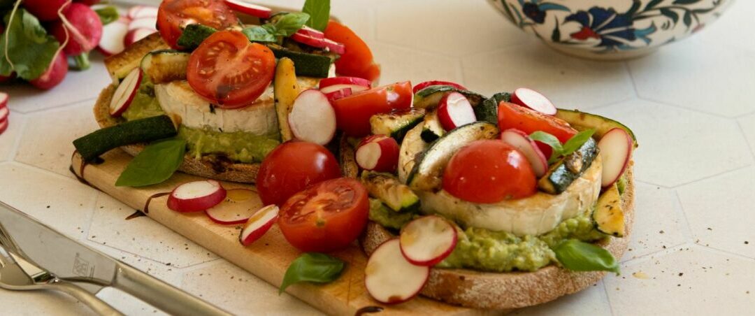 Rezept der Woche: Grillkäse auf Brot und mediterranem Gemüse
