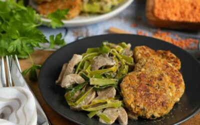 Rezept der Woche: Lauch-Champignon-Salat mit Linsen-Feta-Küchle