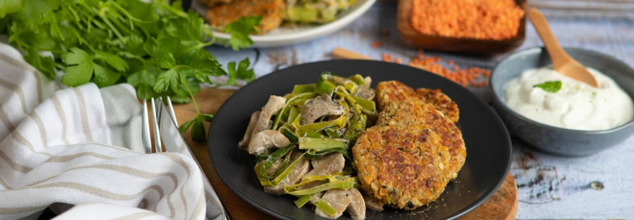 Rezept der Woche: Lauch-Champignon-Salat mit Linsen-Feta-Küchle