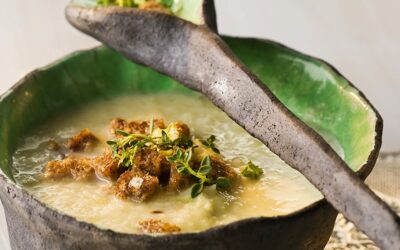 Rezept der Woche: Sauerkrautsuppe mit gerösteten Brotwürfeln und Thymiansalz