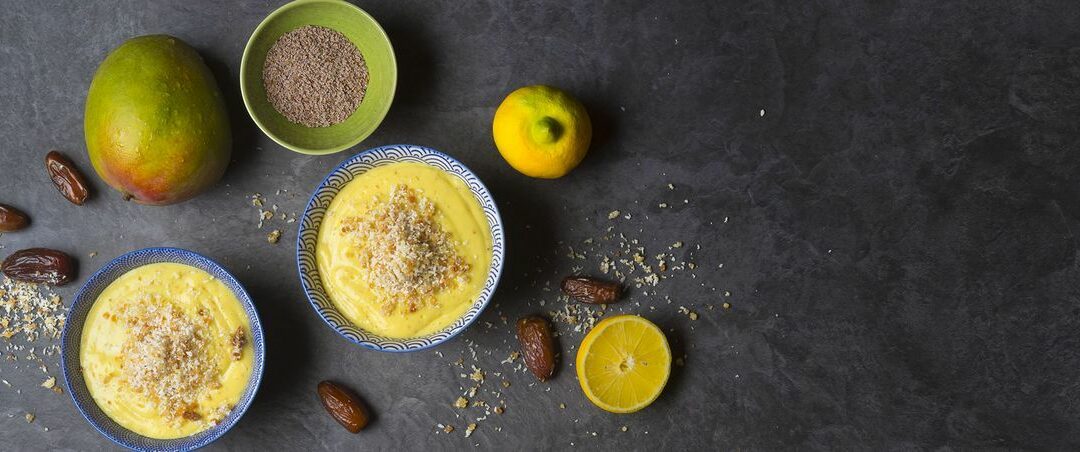 Rezept der Woche: Superfood-Smoothie-Bowl mit Kokos, Mango und Flohsamenschalen
