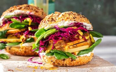 Rezept der Woche: Avocado-Ringelblumenkäse-Burger mit Kurkuma-Senf-Mayo
