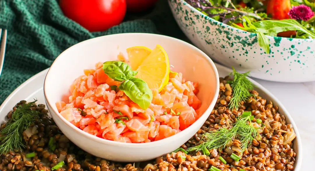 Rezept der Woche: Lachstatar mit würzigem Linsensalat