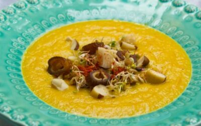 Rezept der Woche: Kürbis-Mango-Kokossuppe mit Datteln und Paranüssen