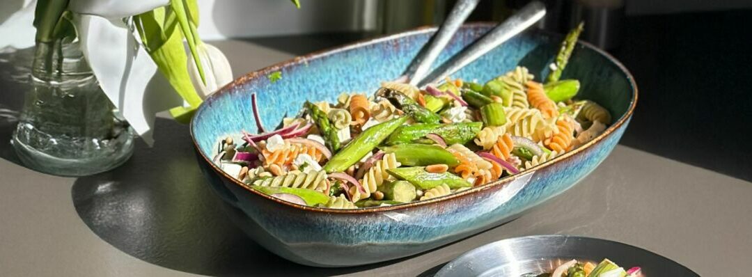 Rezept der Woche: Tricolori-Nudelsalat mit grünem Spargel, Feta & Kräutervinaigrette