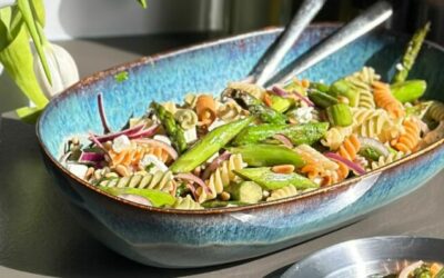 Rezept der Woche: Tricolori-Nudelsalat mit grünem Spargel, Feta & Kräutervinaigrette