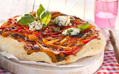 Rezept der Woche: Paprika-Oliven-Tarte mit Frischkäsenocken