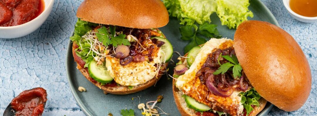 Rezept der Woche: Feta-Burger mit Ahornsirup-Zwiebeln