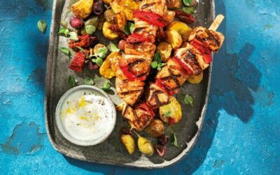 Rezept der Woche: Gegrillte Spieße mit mediterranem Kartoffelsalat und Joghurt-Dip