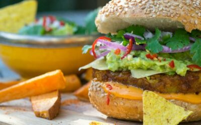 Rezept der Woche: Veggie-Burger mit Guacamole und Süßkartoffel-Spalten