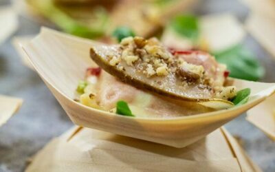 Rezept der Woche: Gebackene Rote-Bete-Maultasche mit Walnussbutter, Birne & Feldsalat