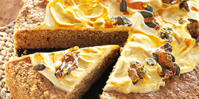 Rezept der Woche: Kürbiskuchen mit Sanddorncreme und Karamellkürbiskernen