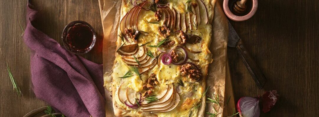 Flammkuchen mit Birnen und Le Münster