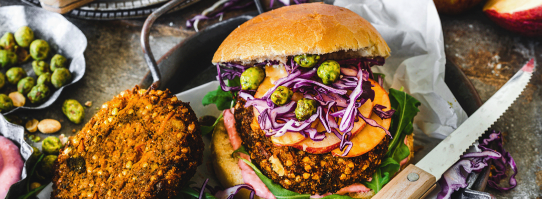 Rezept der Woche: Veganer Burger mit Apfel und Rote Bete Mayo