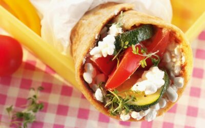 Rezept der Woche: Kleine Gemüsewraps aus Pfannkuchenteig mit körnigem Frischkäse, Zucchini und Tomaten