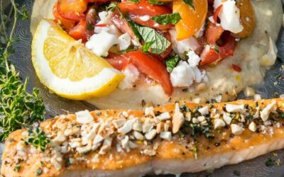 Rezept der Woche: Lachs mit Tomaten-Minz-Salat und Feta auf Hummus
