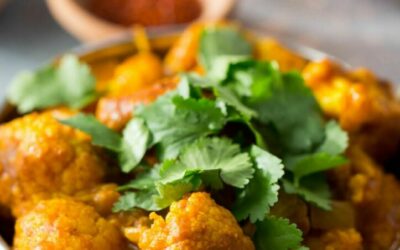 Rezept der Woche: Blumenkohl-Curry mit Mandel-Fleischbällchen